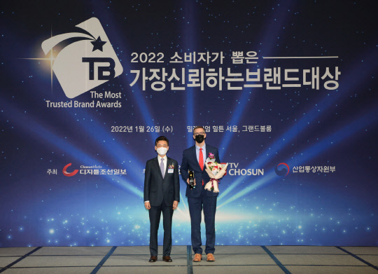 해외교육기관 부문 대상 시상식 모습. 최환진(왼쪽) 브랜드 대상 심사위원장과 그레고리 힐 유타대학교 아시아캠퍼스 대표.